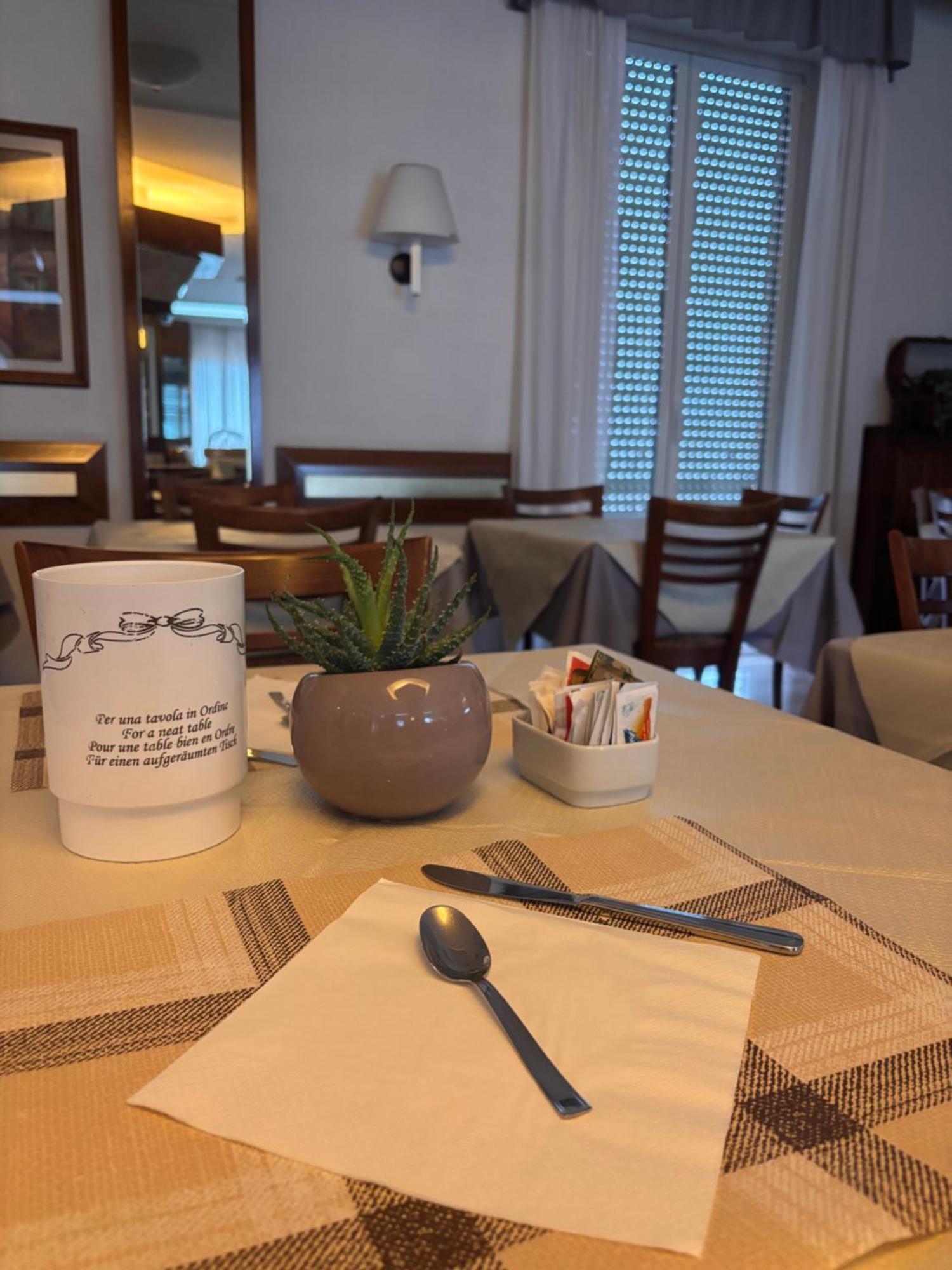 Hotel Crocenzi San Marino Bagian luar foto